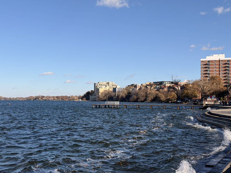 门多塔湖上的白浪